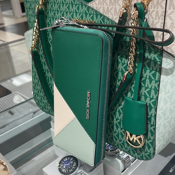 MICHAEL KORS LARGE TRAVEL CONTINENTAL WRISTLET WALLET PHONEHOLDER Palmetto Green - Picture 14 of 16